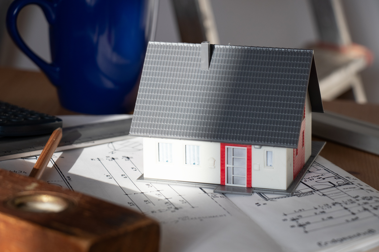 Hausmodell auf einem Bauplan